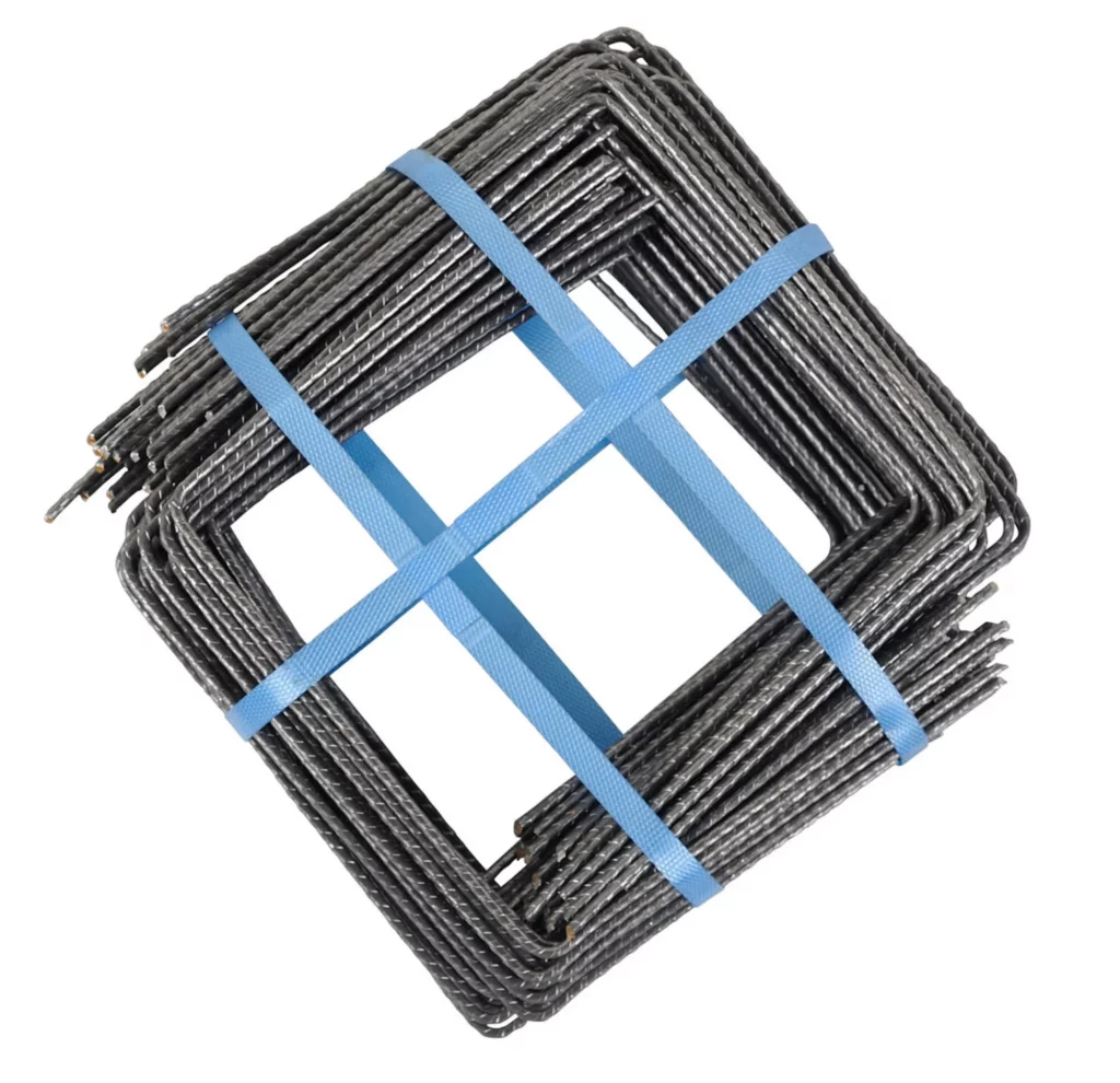 Agrafe de fixation en acier biseauté Paladian 20x20x20 cm pour toile de paillage et géotextile.